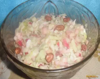 Фруктово овощной салат с йогуртом и арахисом