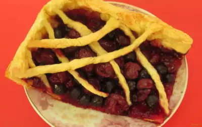 Пирог с вишней и черноплодной рябиной рецепт с фото