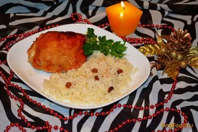 Куриные бедра в соусе с гарниром из риса и изюма рецепт с фото