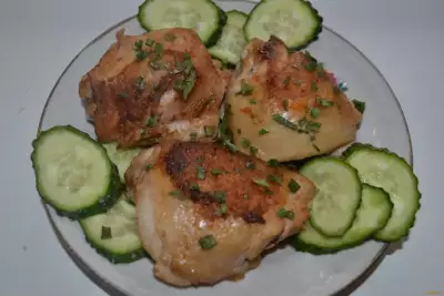 Вкусные куриные бедра в мультиварке – готовим с сыром и овощами