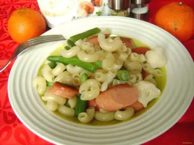 Макароны с сосисками и овощами рецепт с фото