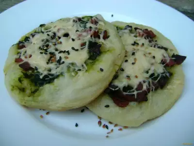 Мини-пицца со шпинатом и салями рецепт с фото