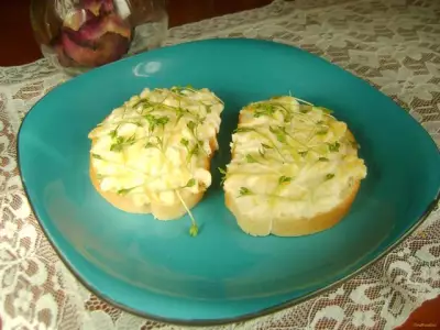 Горячие бутерброды с творогом на сковороде