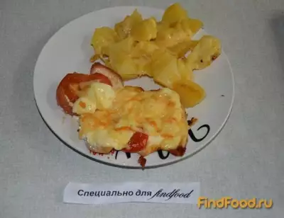 Курица под помидорно сырной корочкой с картошкой