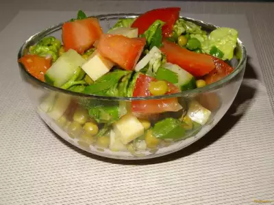 Овощной салат с зеленым горошком и сыром рецепт с фото