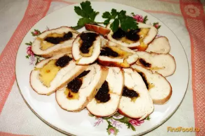 Куриный рулет с сыром и черносливом рецепт с фото