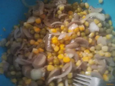 Салат с кукурузой и с зеленым  горошком рецепт с фото