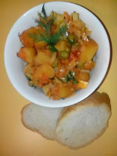 Картофель тушеный с овощами и зеленым горохом рецепт с фото
