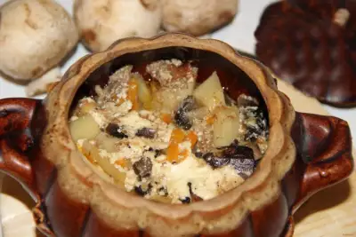 Картофель с тушенкой и грибами в горшочке рецепт с фото