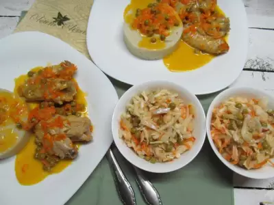 Куриные крылышки с консервированным горошком и легким салатом  рецепт с фото