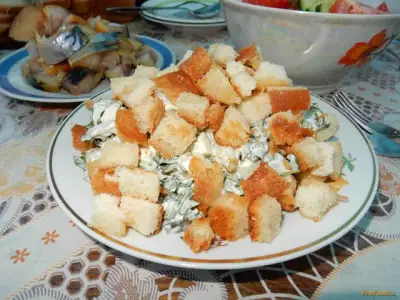 Салат из одуванчиков с гренками рецепт с фото