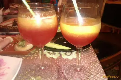 Персиковый коктейль с малиновым ликером рецепт с фото