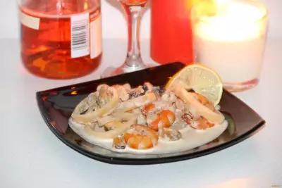 Морской коктейль под сливочным соусом рецепт с фото