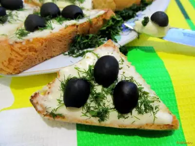 Кростини с мягким сыром и маслинами рецепт с фото