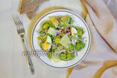 Тёплый салат с брюссельской капустой фото