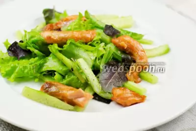 Зелёный салат с горячей сёмгой