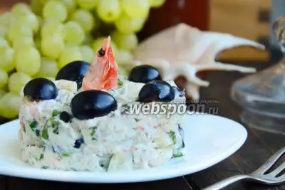Куриный салат с виноградом и креветками фото