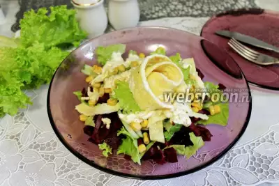 Салат со свёклой, кукурузой и омлетом
