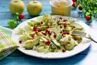 Салат из пекинской капусты с авокадо и яблоком