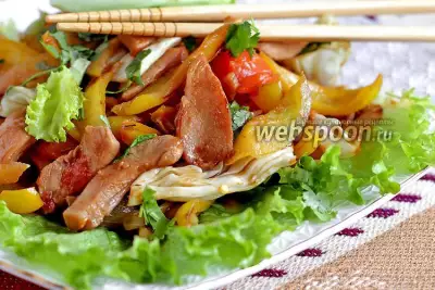 Тёплый салат из куриного филе по-тайски