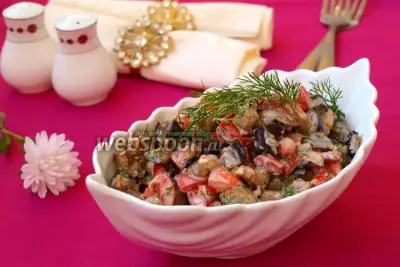 Тёплый салат из баклажанов со сметанной заправкой