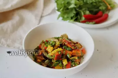 Тёплый салат из печёных овощей с перцем чили и зеленью
