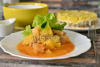 Филе тилапии с кальмарами и картофелем в томатной подливке