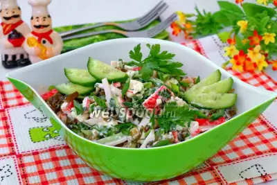 Салат с морской капустой, крабовыми палочками и зелёным горошком