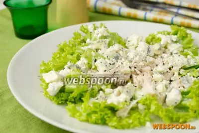 Зелёный салат с курицей и голубым сыром фото