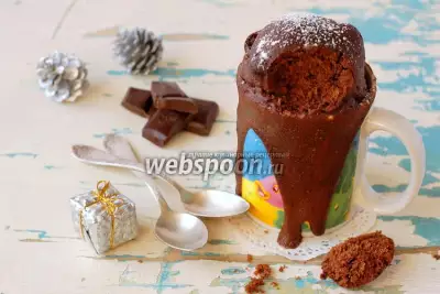 Кофейно-шоколадный кекс в кружке в микроволновке
