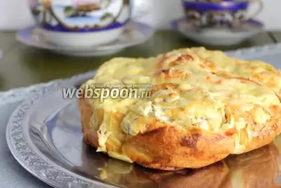 Закусочный пирог из слоёного теста и сыра