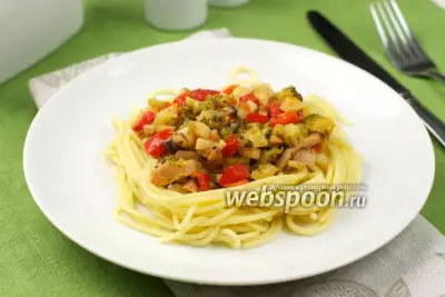 Спагетти c беконом и овощами