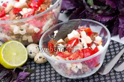 Салат с брынзой ржаными сухариками помидорами и базиликом