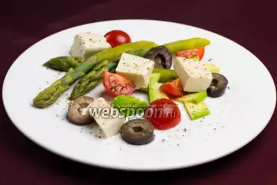 Салат из спаржи с маринованным сыром тофу