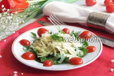 Салат с рукколой, куриным филе и пармезаном