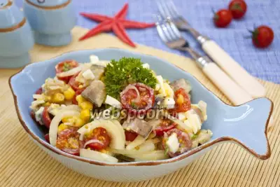 Салат с копчёной скумбрией и кукурузой