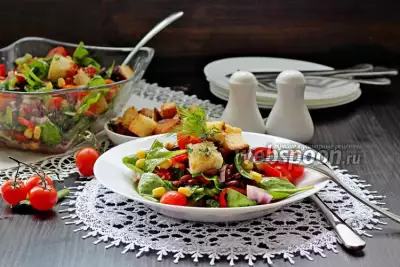 Салат с красной фасолью и чесночными крутонами
