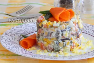 Салат с ламинарией, морковью, огурцом и кукурузой