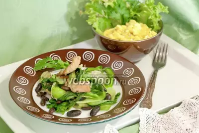 Тёплый салат с индейкой чёрной фасолью и капустой пак чой