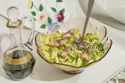 Салат с провесной скумбрией, картофелем и зелёным яблоком