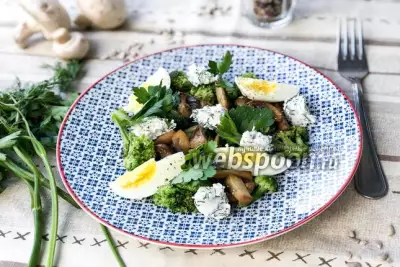 Тёплый салат с брокколи и грибами