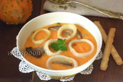 Суп из тыквы с грибами и кальмарами