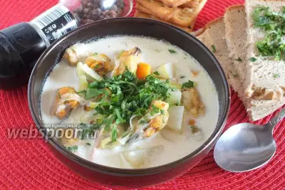 Сливочный суп с мидиями и копчёным лососем