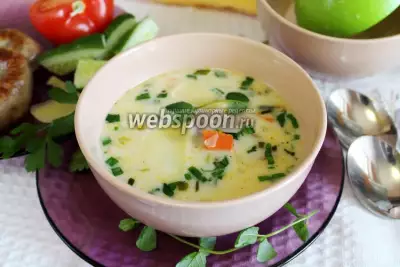 Сырный суп с домашними колбасками и черемшой