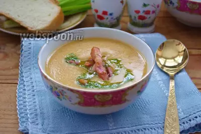 Гороховый суп-пюре с беконом и зелёным соусом