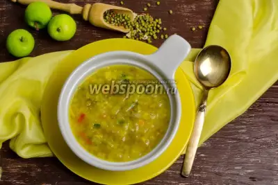 Пикантный суп из маша с яблоком