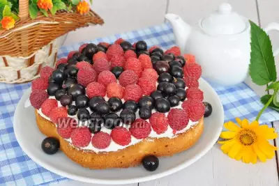 Миндальный пирог с ягодами