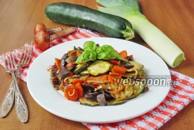 Тёплый салат из подосиновиков и овощей