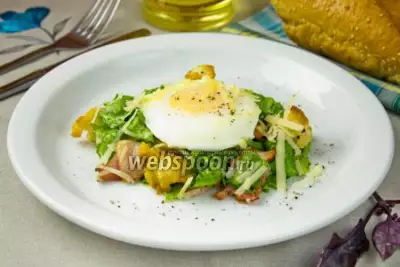 Тёплый салат с хрустящим беконом пармезаном и яйцом пашот