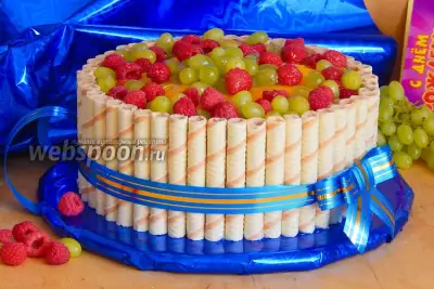 Бисквитно-творожный торт с вафельными трубочками и фруктами